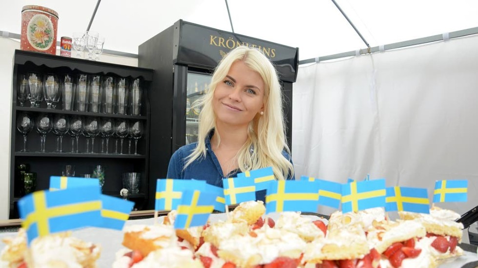 Alva Karlsson är glad att så många trotsat de mörka molnen och kommit för att fira midsommar vid Båtsmansgränd.