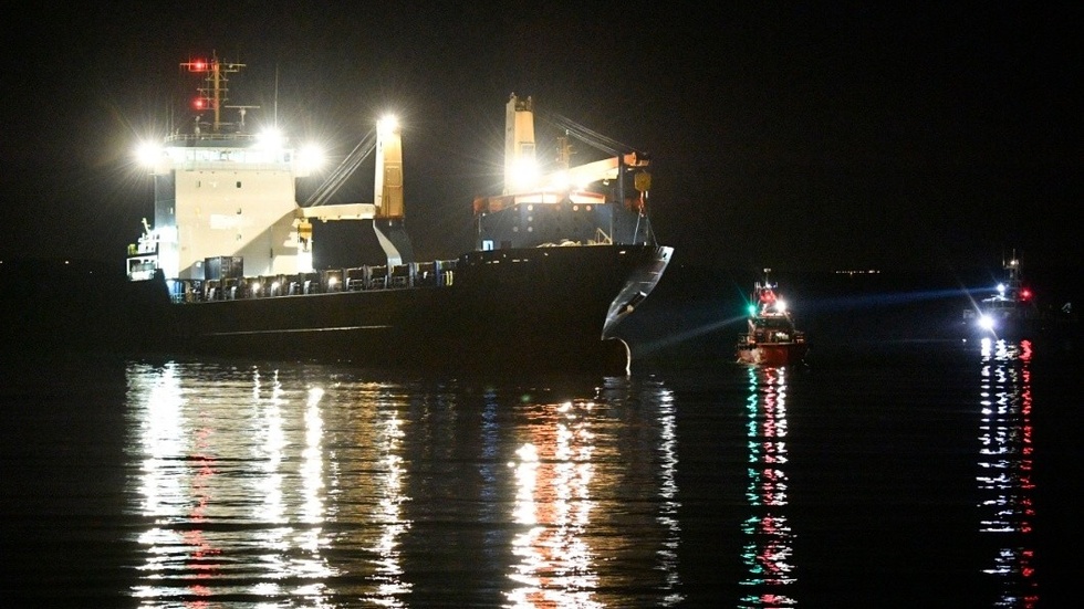 Kustbevakningen på plats vid det 130 meter långa fartyget BBC Lagos som gått på grund utanför Råå vallar sent på fredagskvällen.