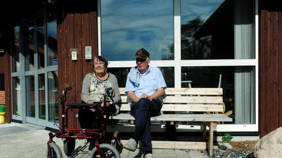 Ulla Brannemark och Bertil Granberg satte sig ute i solen medan skoleleverna åt utelunch.