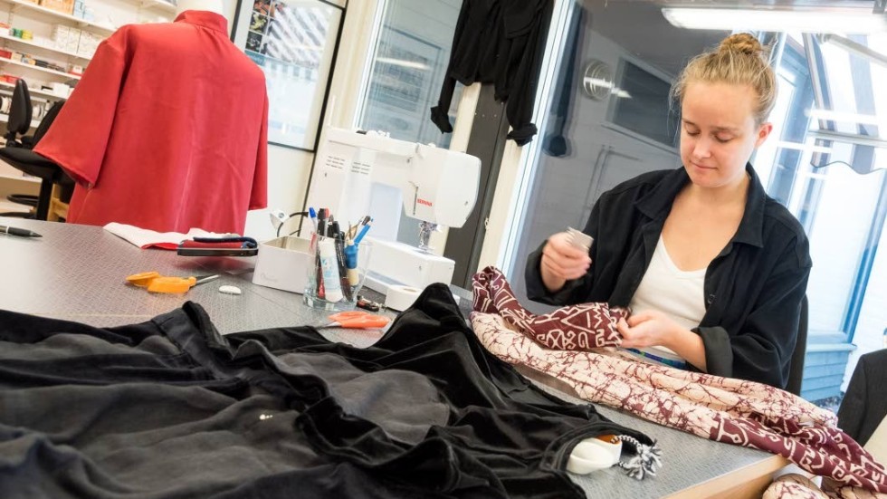 Här arbetar Lisa Oknelind in i det sista med förberedelserna till utställning och modevisningen på lördag i Västervik. Lisa är en av fem studerande på utbildningen Textil och design sömnad, Gamleby folkhögskola.