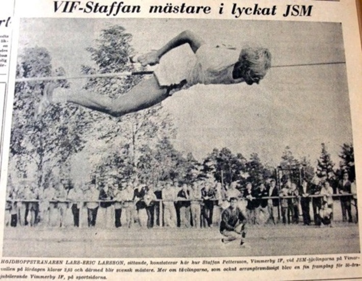 Bilden på segerhoppet i Vimmerby Tidning måndagen den 7 juli 1969. Staffan vann på färre hopp då tre man slutat på samma höjd. Foto 1969 Nils-Erik Pettersson, då sommarvikarie på redaktionen.