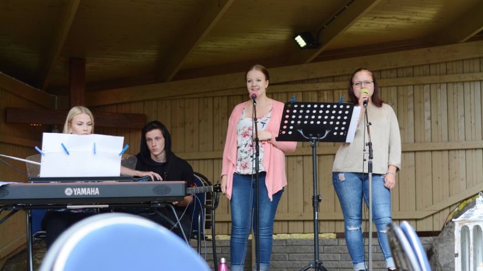 Ungdomspastorn Rebecka Hassel (trea från vänster) bjöd på skönsång tillsammans med sitt band.