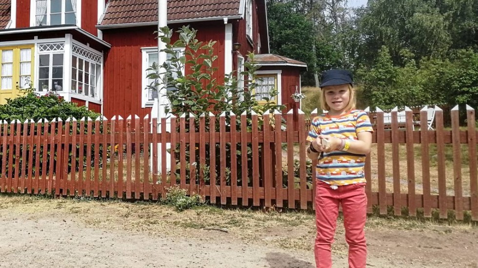 Sigrid står framför Emils hus med bössan i högsta hugg.
