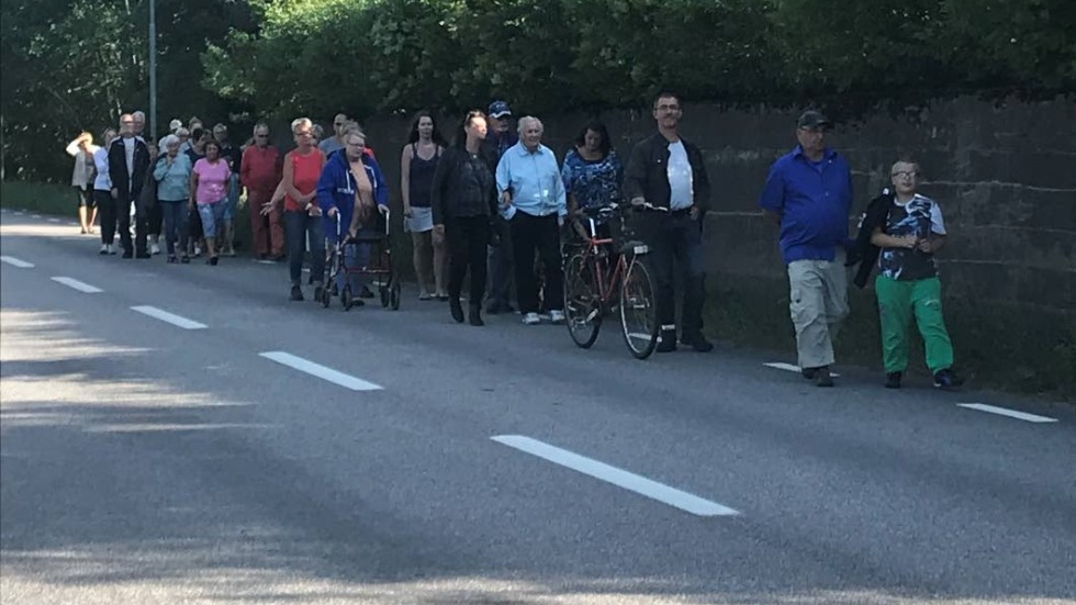 Kampen fortsätter. Ett 50-tal Silverdalsbor demonstrerade på tisdagskvällen för en gång- och cykelväg genom samhället. Inger Larsson var initiativtagare.