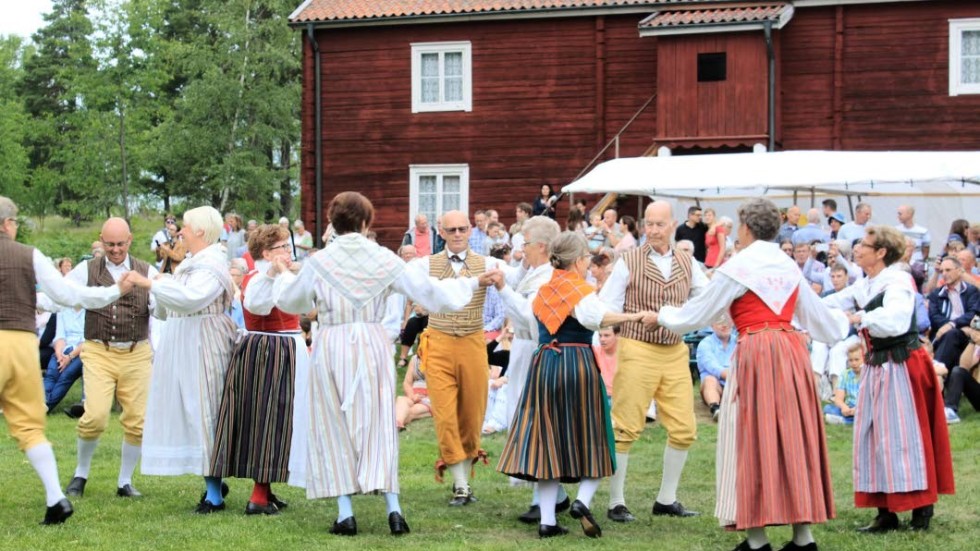 Folkdanslaget bjuder på dansuppvisning vid firandet i Gästgivarhagen i Vimmerby.