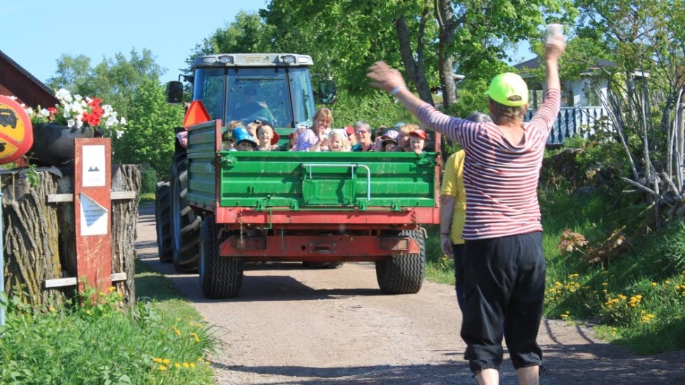 Barnen anlände i traktorsläp till Nybble gård, där de välkomnades av Lotta Bruse.