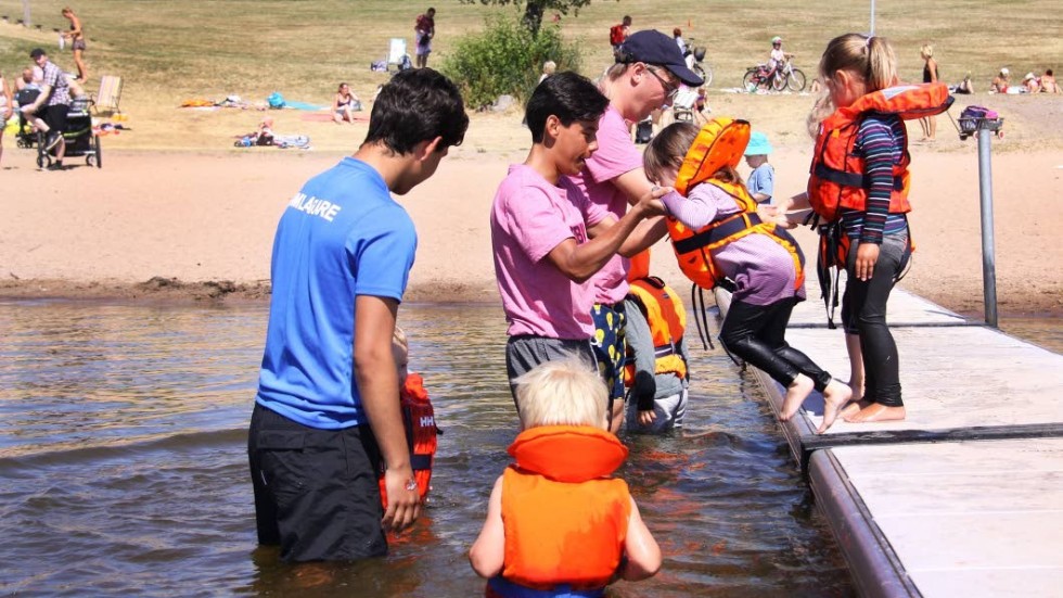 Barnen får hoppa från bryggan ner i vattnet, och hjälp finns om det känns läskigt.
