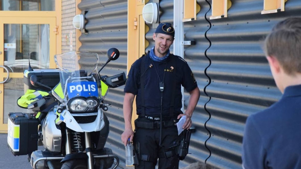 Trafikpolisen Niklas hade ett givande samtal med ungdomarna på Värgårdsskolan.