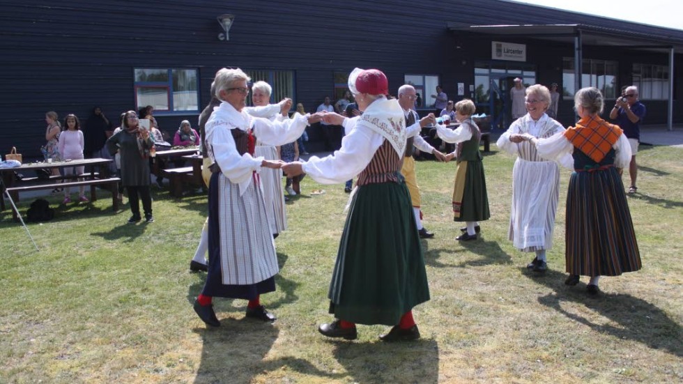 Fyra par från Vimmerby folkdanslag gav smakprov på svenska folkdanser.