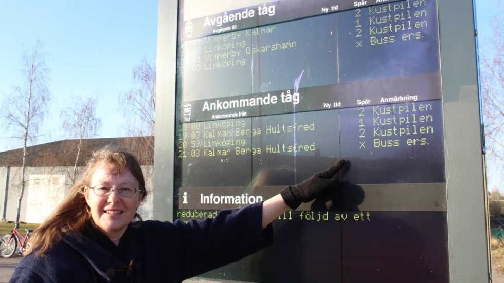Monika Johansson pekar på en inte helt ovanlig information, bussersättning