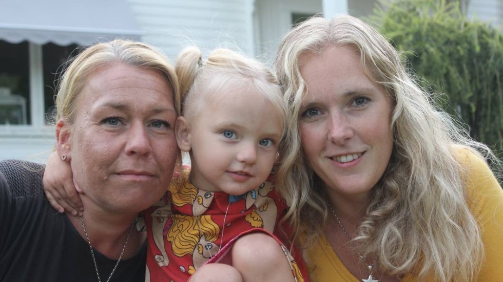 Lotta Eckerstig och Amanda Ströberg lever ett okomplicerat liv som samkönade i Hultsfred. De träffades för sex år sedan, och i dag är dottern Vera beviset på deras kärlek.
