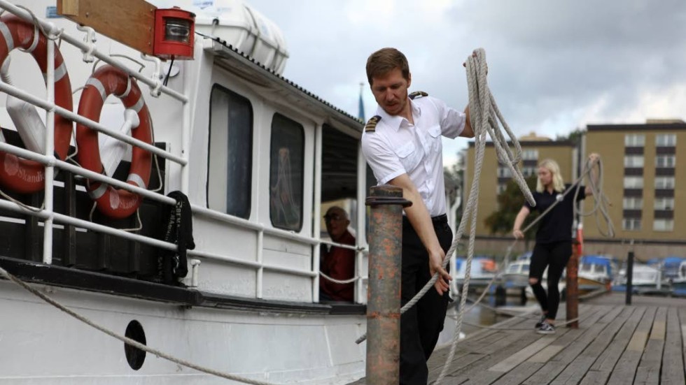 Skeppare Stefan Bergman och gasten Molly Filipsson kastar loss från Ångbåtsbryggan.