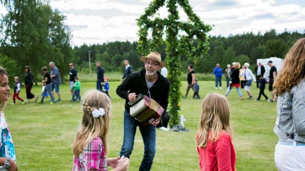 Musikern Matte Liegnell tar med sig dottern Kajsa för att leda midsommarfirandet vid Eklunden i Västra Eneby.