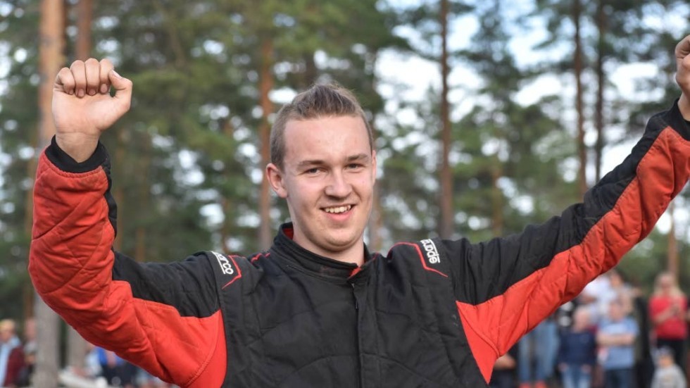Juniormästare efter en hel del flyt. Leo Sandberg, Ulricehamns MK, fick sträcka händerna i skyn efter triumfen i Gnagaredalen.