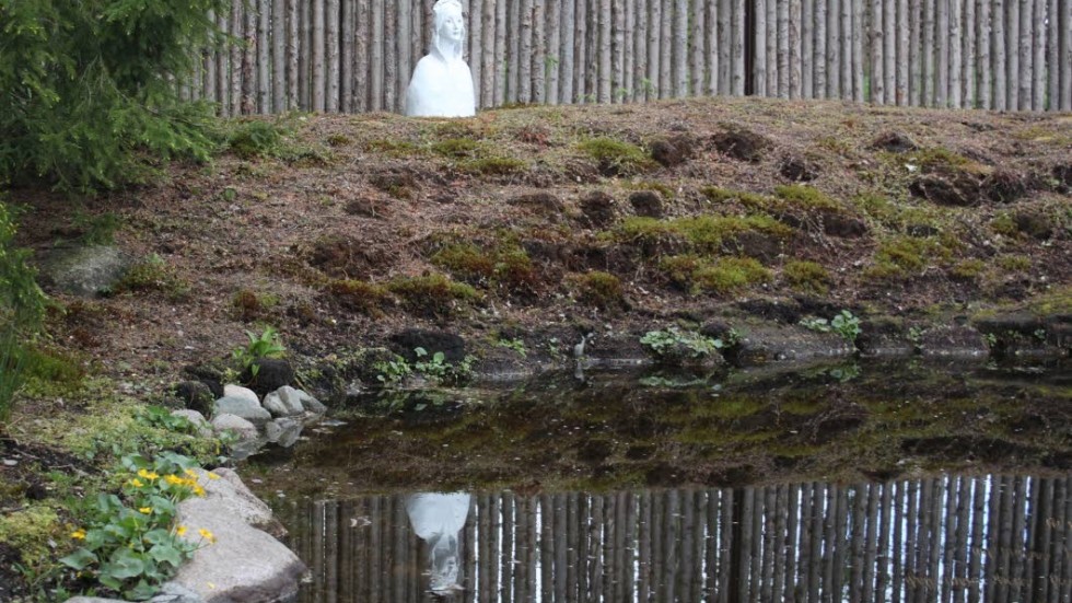 Karin Wibergs skulptur Helgonet blickar ut över tjärnen.