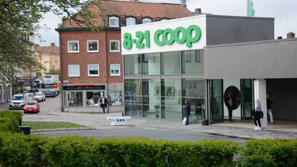 Coop i Vimmerby och de övriga 14 butikerna i föreningen Coop Oskarshamn blir kvar i en egen förening: Det hade krävst tio rlöster för en fusion med KF Göta. Omröstningen slutade 8-7 för nej till sammanslagningen.