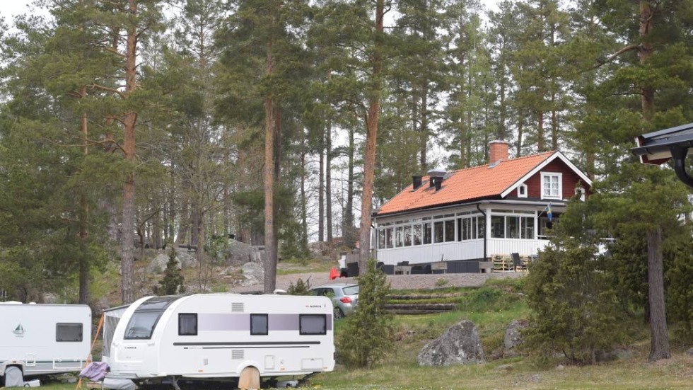 Nere vid Stångån, men inte långt ifrån samhället, ligger Hornåbergs camping.