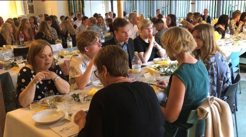 Matsalen fylldes av niondeklassare som samlats för avslutningsmiddag tillsammans med Albäcksskolans personal.