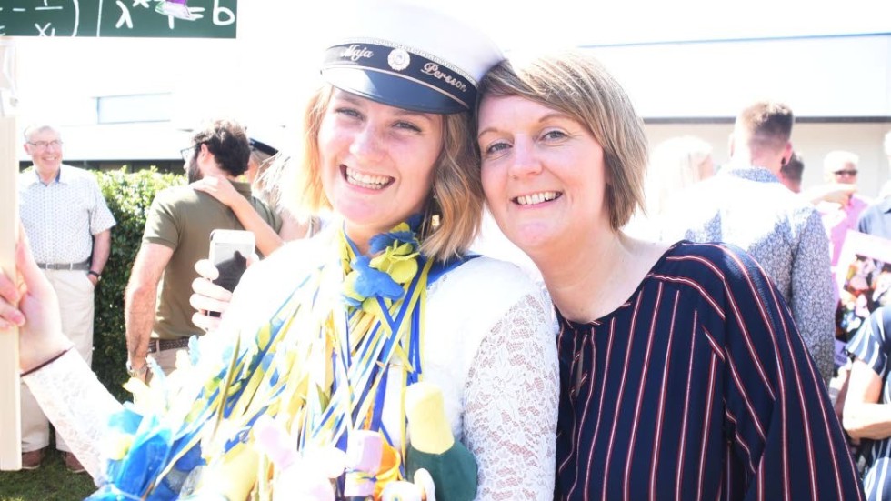 Maja Persson från Silverdalen tog studenten och hyllades av mamma Carolina Olsson som nyligen tagit examen själv.
