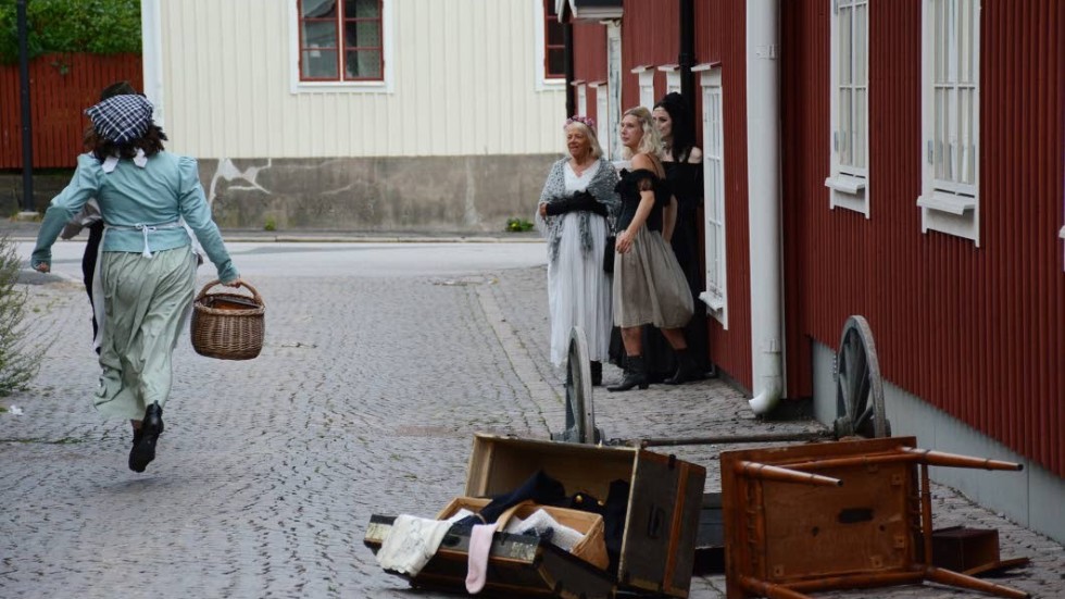 En vagn har kraschat. Barnen flyr och glädjeflickorna undrar vad som egentligen händer när det är marknad i Vimmerby nån gång på 1800-talet.
