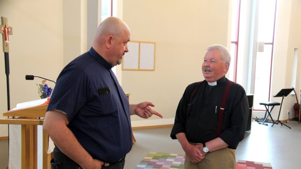 Den nuvarande kyrkoherden Jyrki Myöhänen och Anders Ladén samtalar om församlingsverksamheten.