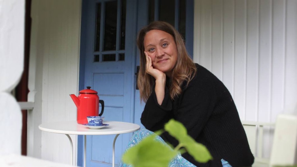 Mindre än en kvart mellan lägenheten och det älskade torpet, med blå dörr. Martina Lingefjord tar en kopp kaffe på verandan.