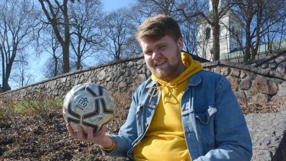 Alexander Gustafsson gillar fotbollar. Och de tycks gilla "Gson". Han är en teknisk lirare i Horn/Hycklinge.