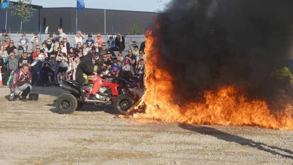 Dean Klaas kör fyrhjuling genom elden.