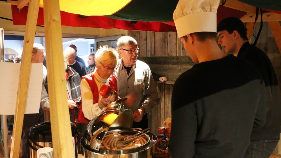 Adam Backman och Didrik Hedqvist hade full gärning med att sälja korv till hungriga folkparksgäster.