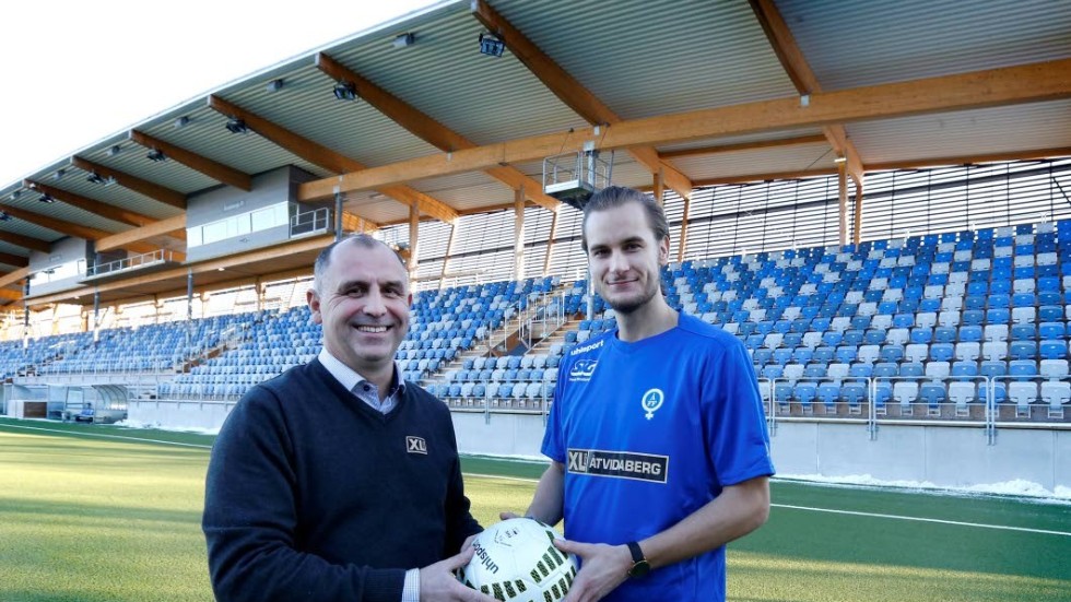 Som före detta spelare i klubben har Mattias ett stort hjärta för ÅFF. Här med spelaren Månz Karlsson när Mattias dåvarande företag, XL Bygg, presenterades som ny sponsor 2016.