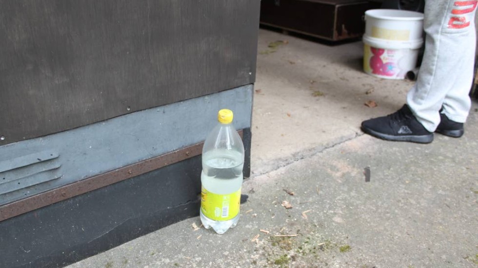 En kvarglömd flaska stod utanför garagedörren.