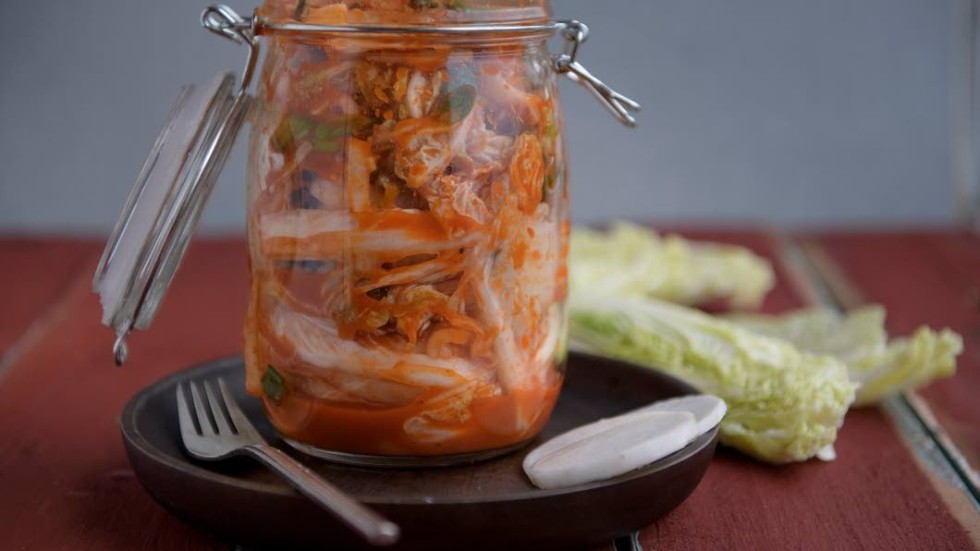 Att syra grönsaker blir allt mer populärt. Här smakrik kimchi.