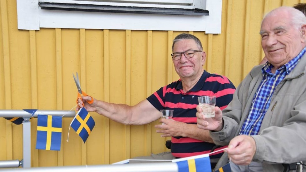 Kjell Josefsson och Bror Henningsson invigde den nybyggda handikapprampen vid Bygdegården med ett symboliskt klipp.