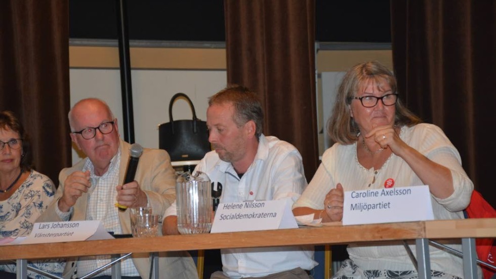 Johan Rosén (L) fick mothugg på flera av partiets ståndpunkter om ekonomin, skolorna och att inte ens räddningstjänsten är fridlyst i parteits perspektiv. Övriga på bilden är fr.v Gudrun Brunegård (KD) Lars Johansson (V) och Helen Nilsson (S).