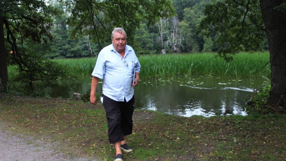 Roland Arvidsson vid Motala Ström, som förekommer i hans pedagogiska berättelse om hur fiskar vandrar mellan bäckar och Östersjön.