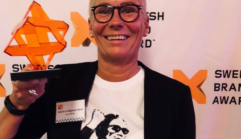 Lena Möller, marknadschef för Astrid Lindgrens Värld, med årets Swedish Brand Awards som ALV vann på torsdagskvällen.
