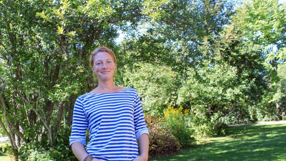 Trädgårdsmästare Karin Eliasson och hennes kollegor får prioritera vad som vattnas och inte.