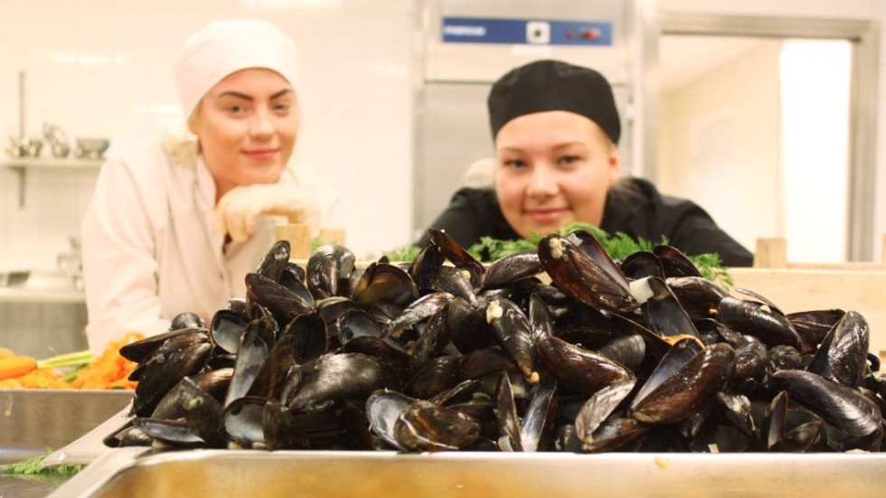 Bakom ett berg av musselskal. "Det ger mycket att laga mat med någon som kan så mycket", säger treorna Linn Karlsson och Amanda Anemyr