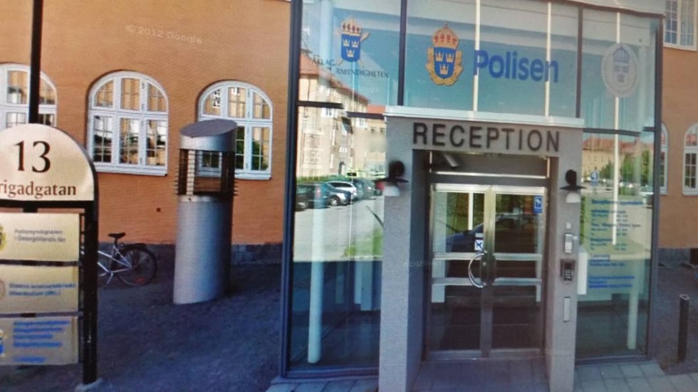 Brottsofferjouren Linköping har sina lokaler på Brigadgatan, i samma hus som polisen.