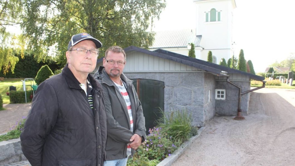 Kyrkorådets Johnny Sigvardsson och Jörgen Pettersson, fastighetsansvarig, oroas över utvecklingen och hoppas att församlingen får klartecken att sätta upp kameraövervakning i bårhuset.
