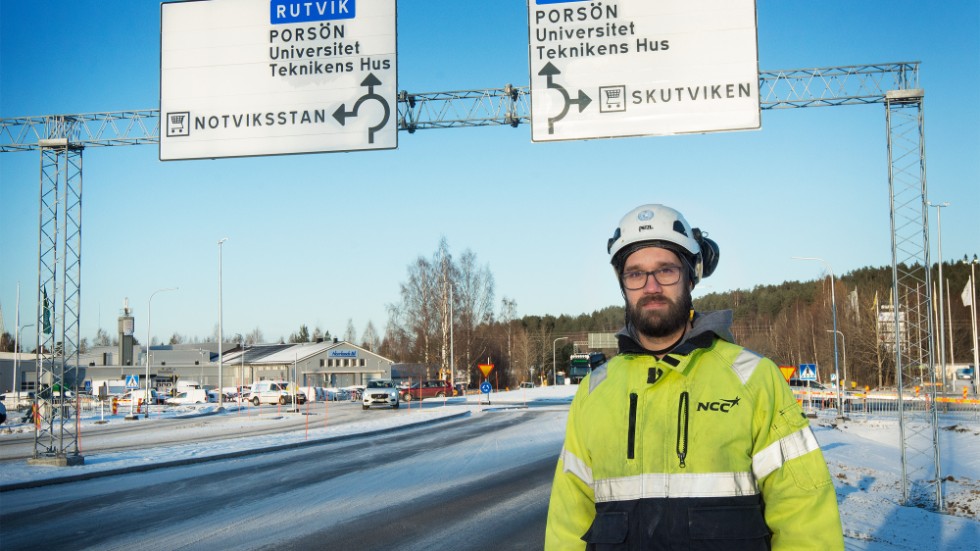 Axel Simu Müller, platschef, NCC, berättar att man ska sätta upp skyltar på Midgårdsvägen och på Banvägen för att det ska bli tydligt hur man ska köra i Midgårdsrondellen.
