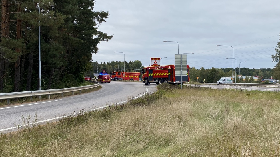 Under måndagseftermiddagen kolliderade en lastbil och en personbil i en sidokrock på riksväg 34.