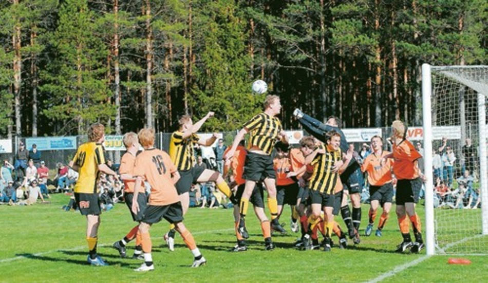 Alla mot målet. Här hettar det till vid Gullringens mål. Foto: Janne Strömsten