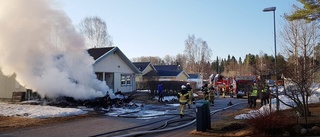 Här brinner husbilen mitt i villakvarteret