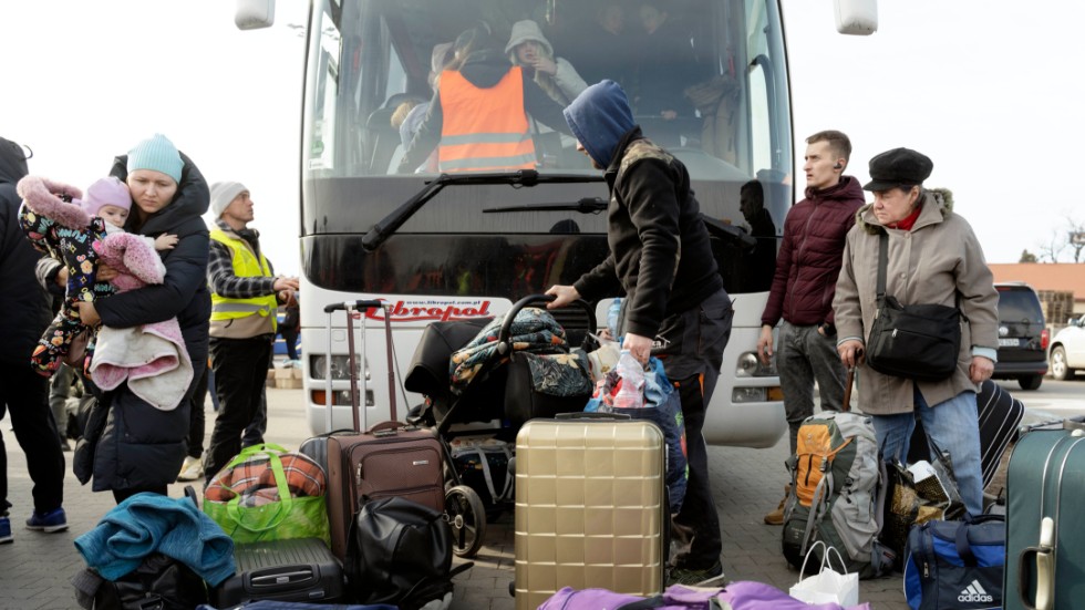 Flyktingar från kriget i Ukraina har tagit sig till gränsövergången Medyka i södra Polen.