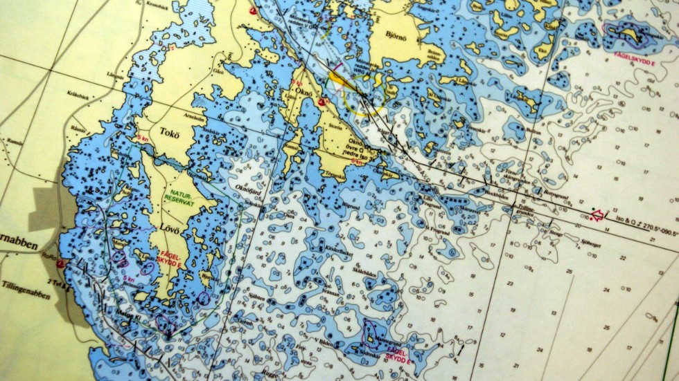 På sjökort visas grunda vattendjup i nyanser av blått, där mörkblått vatten är grundast. Arkivbild.