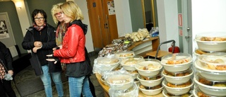 De delar ut mat till hemlösa nyanlända