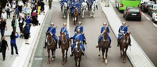 Publik i hästväg på Vaksala torg