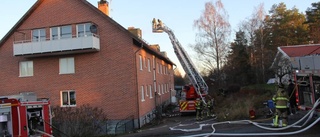 Kraftig brand i lägenhetshus i Tärnsjö