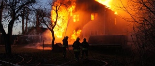 Stor villa totalförstörd i brand